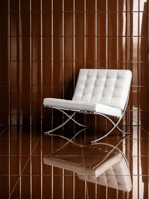 Sillón blanco sobre azulejos marrones