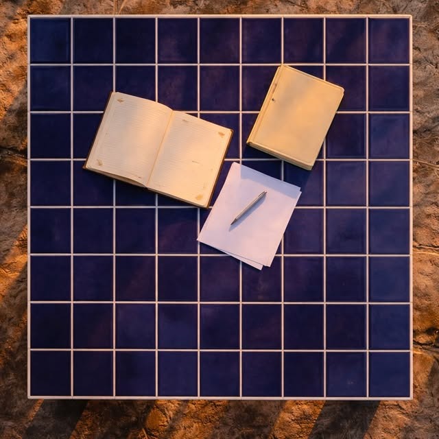 Cuaderno y composición sobre una superficie azul