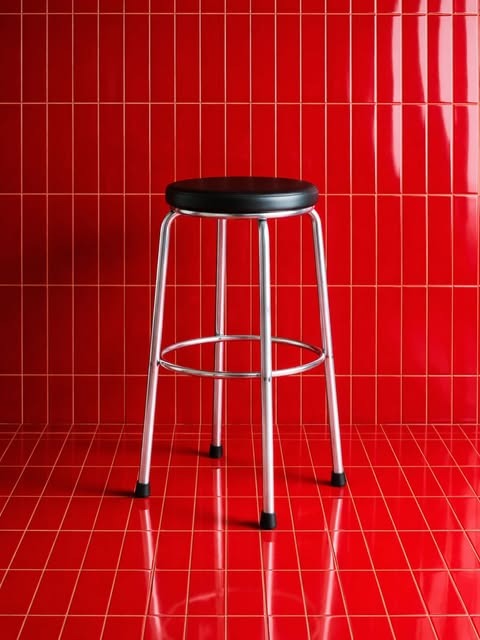 Taburete sobre una composición de azulejos rojos